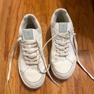 On Cloud - The Roger Center Court
Tennis Shoes- Black/blue